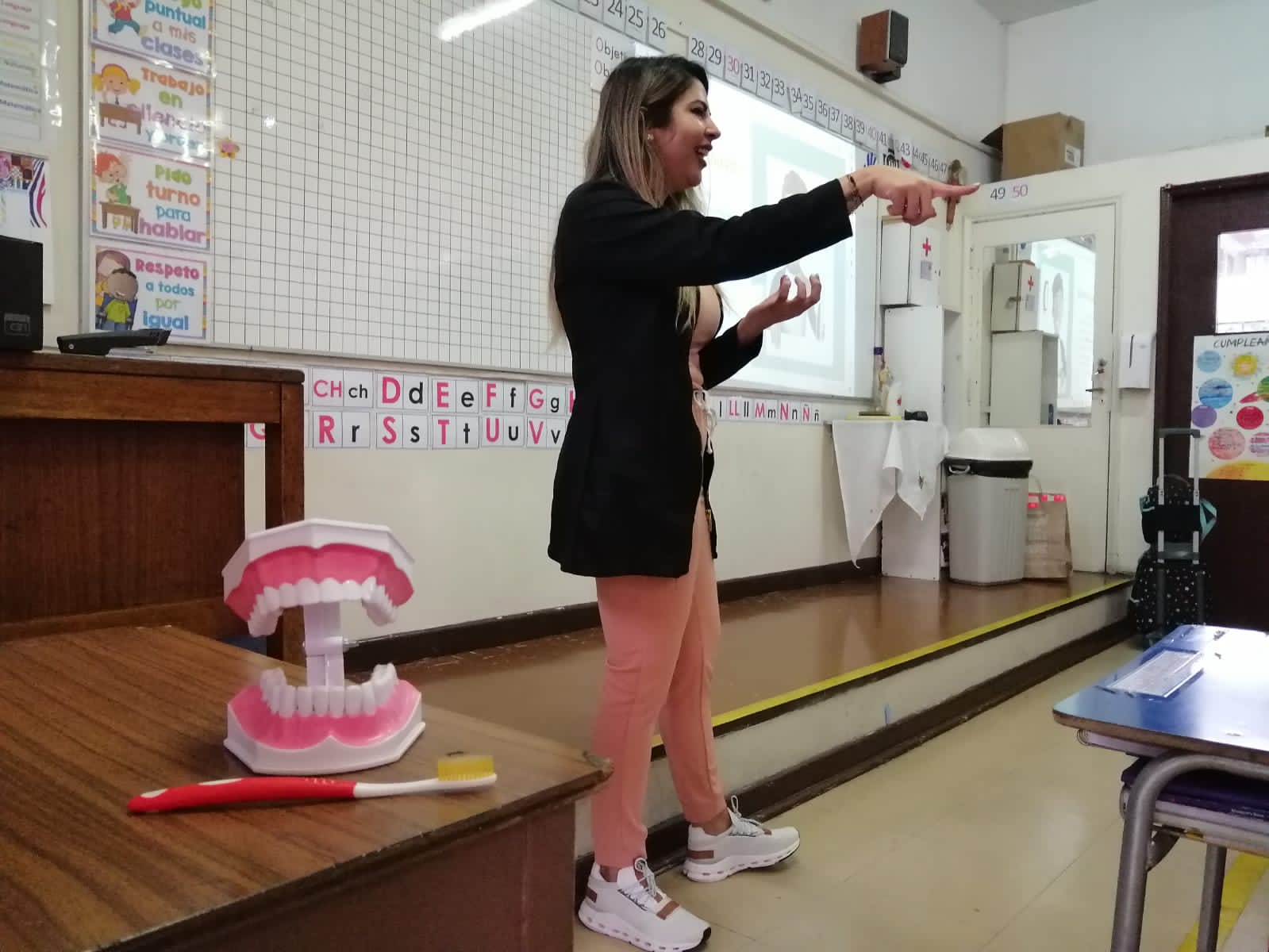 Charla educativa OdontoLux, junio 2023